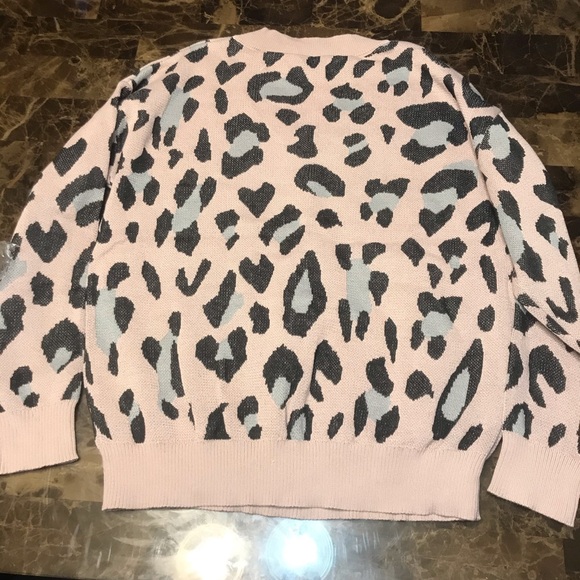 ๐Tan Cheetah Animal Print V Neck Sweater! - Picture 6 of 6